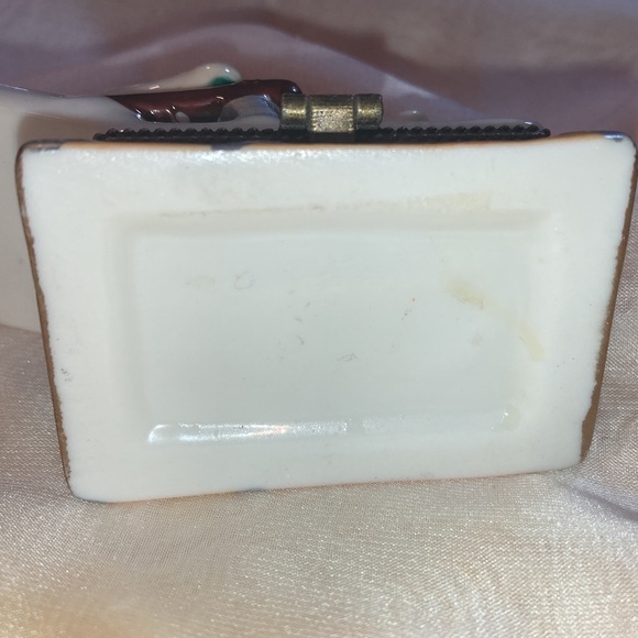 NEW SUNBATHING WOMAN IN BIKINI ON LOUNGE CHAIR HINGED CERAMIC TRINKET BOX NO TAG - Picture 7 of 9